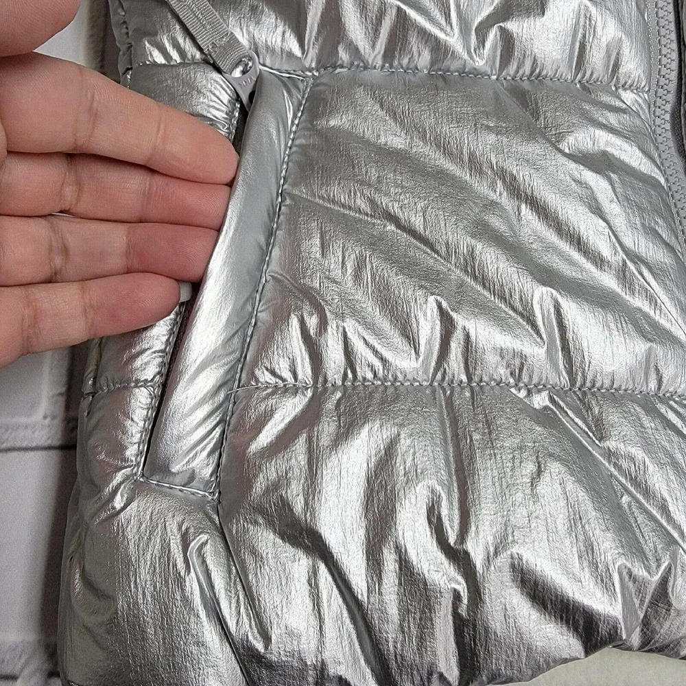 Amazon Essentials Girls Heavyweight Puffer Vest Silver Metallic Size L (10) - Picture 2 of 6